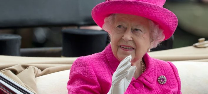 Κι όμως η βασίλισσα Ελισάβετ έχει ψεύτικο χέρι για να χαιρετά (εικόνες)